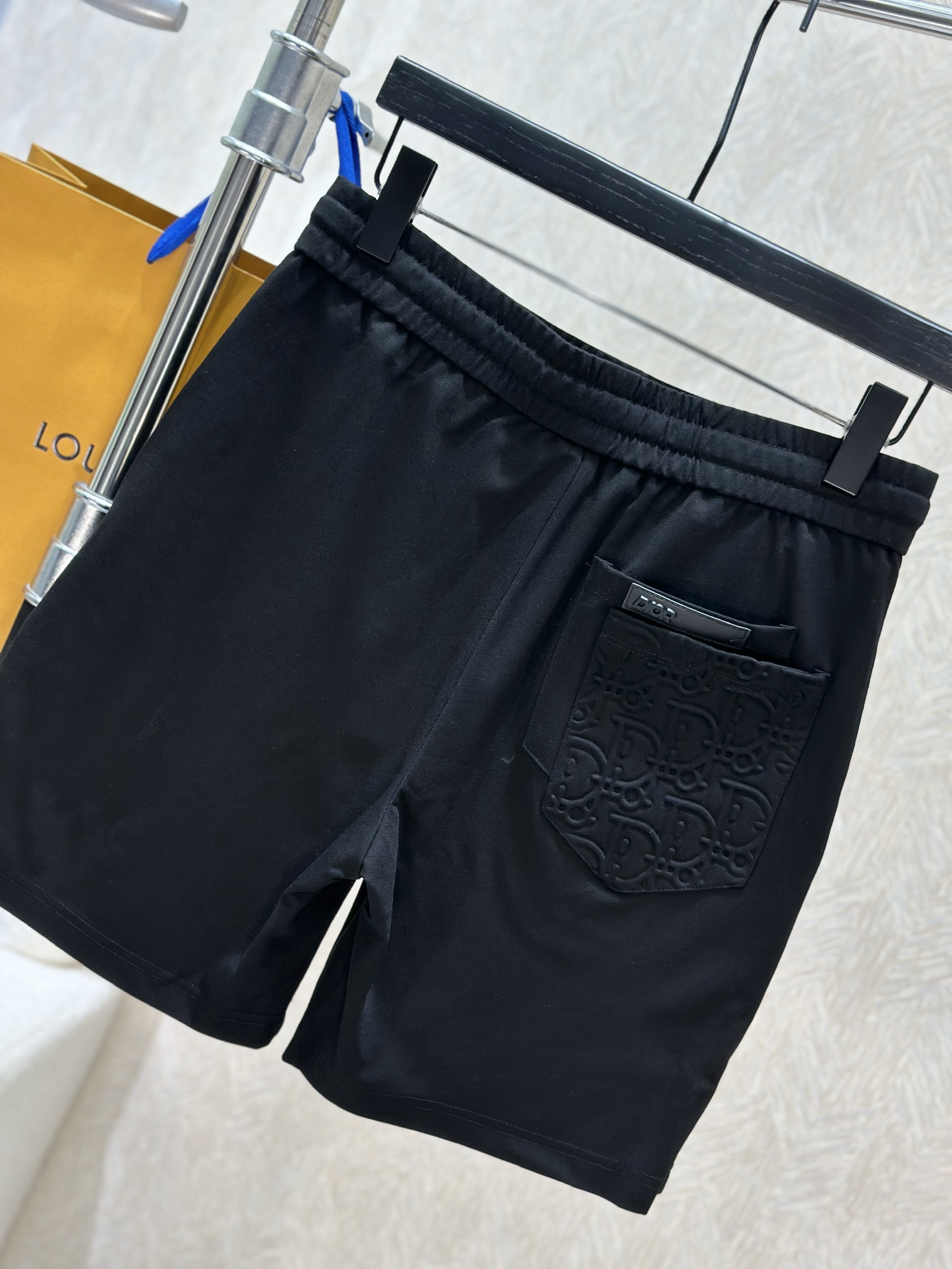 Quần short nỉ Dior CD Đen họa tiết logo chữ dập nổi túi Like Auth 1-1 on web VTN